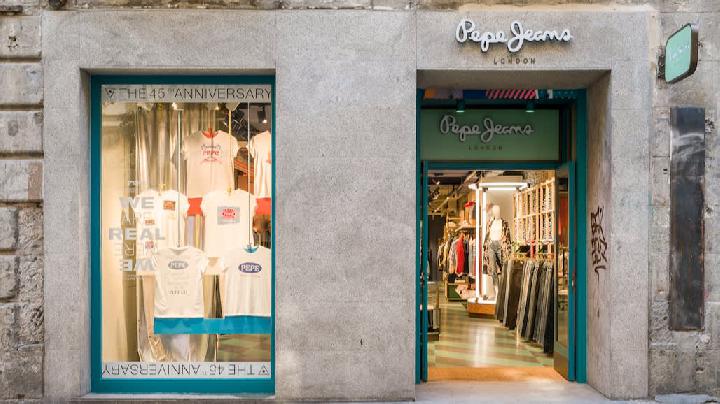 2014. Recoupage en la tienda de Pepe Jeans en calle Fuencarral. 