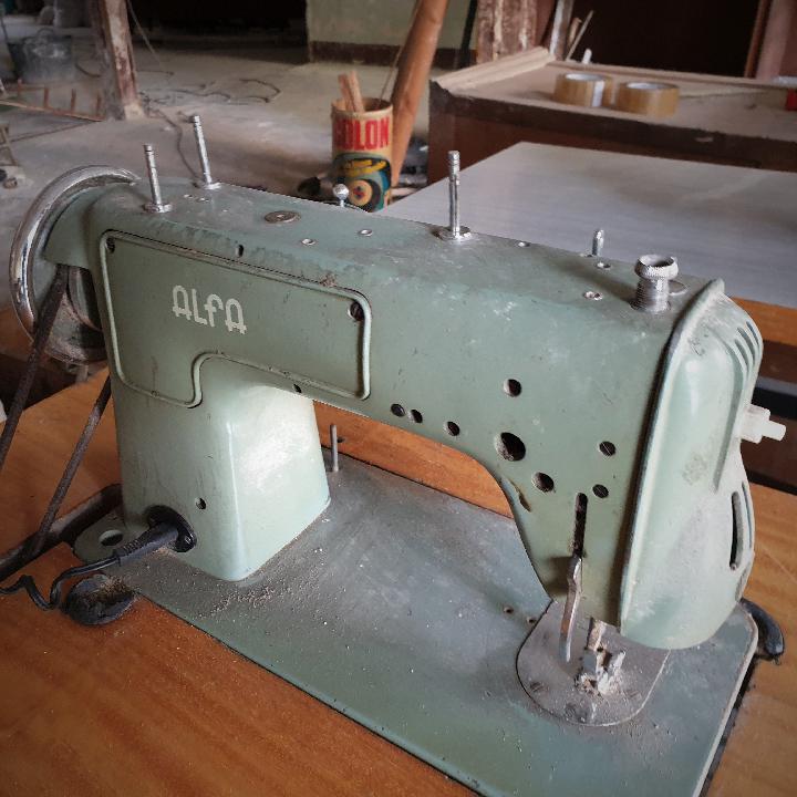 Maquina de coser ALEC. ALFA