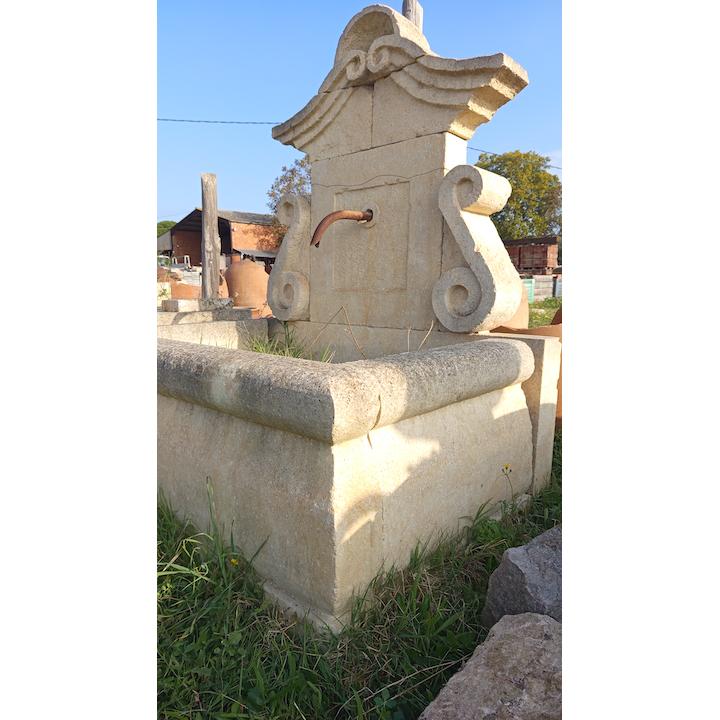 Fuente de piedra neoclásica