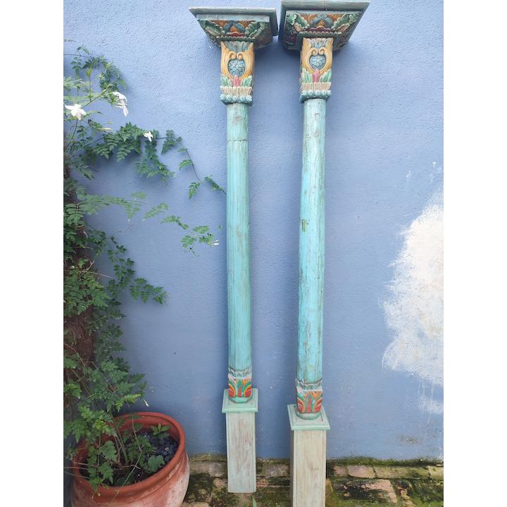 Columnas modernistas policromadas