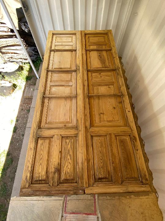 Puerta balconera con ventana